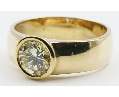 Brillantsolitärring. 585/000 GG, brutto 3,9 g. Besetzt mit Brillant, 1,03 ct. (so in Ringschiene graviert), light yellow/si. 