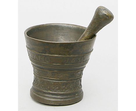 Kleiner Mörser mit Pistill. Bronze. Glockenform mit zwei umlaufenden Ornamentfriesen sowie Spruchband "Lof God van Al Ano 163