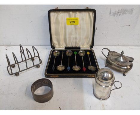 Mixed silver items to include a cased set of six coffee bean spoons, Birmingham 1936; a silver sander/pepperette with scrolle