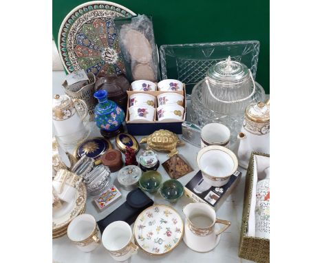 Mixed 20th century household items to include a Noritake 6 setting coffee set, a Bakelite 'tea' storage cannister, 6 Royal Wo