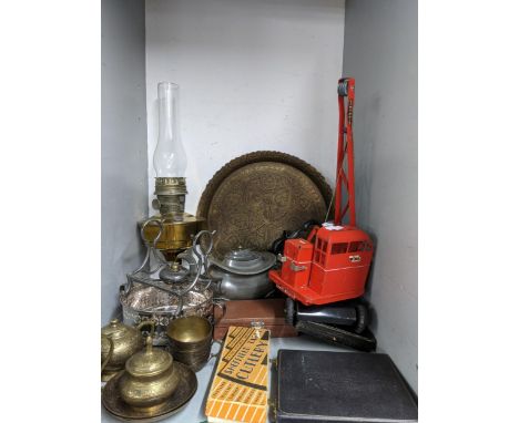 A mixed lot of metalware to include a Triang model of a Jones mobile crane, along with an oil lamp, silver plated items to in
