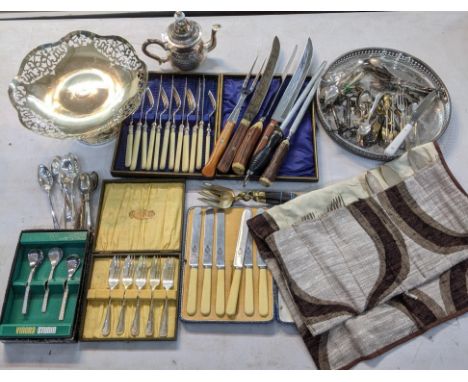 Mixed silver plate and metalware to include cased and other flatware, a silver plated footed dish, mixed collectors and other