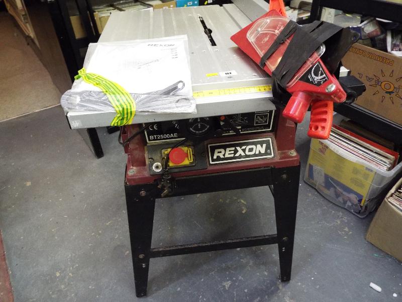 A Rexon bench saw model no BT2500AE 90 cm (h) x 72 cm (w) x 55 cm (d)