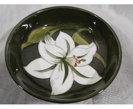 A Moorcroft Pottery small pedestal bowl decorated with a depiction of a Bermuda Lily, 4 cm (high) x 11.5 cm (diameter) - Est 
