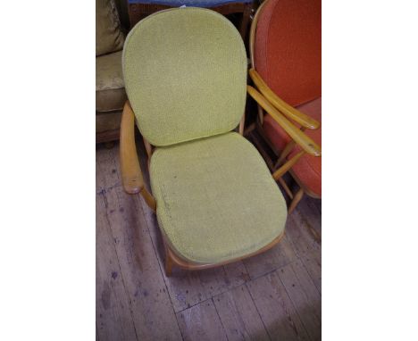A vintage Ercol 'blonde' Windsor chair, 71cm arm to arm. 