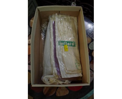Five vintage pairs of ladies gloves. 