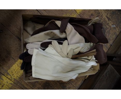 A quantity of vintage ladies gloves,&nbsp;to include kid and suede examples. 