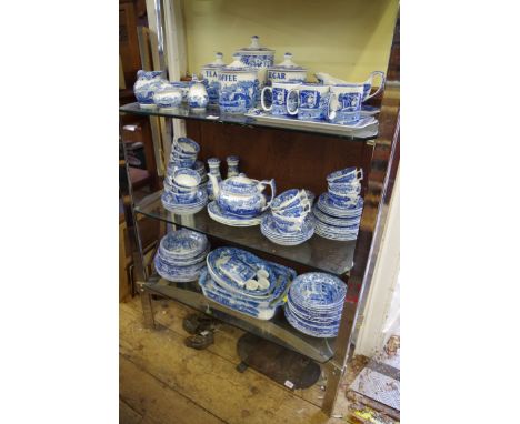 An extensive collection of Copeland Spode 'Italian' pattern tea and dinnerwares. (over 100 pieces) 