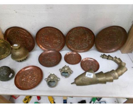A mixed lot of brass and copper, 1 shelf