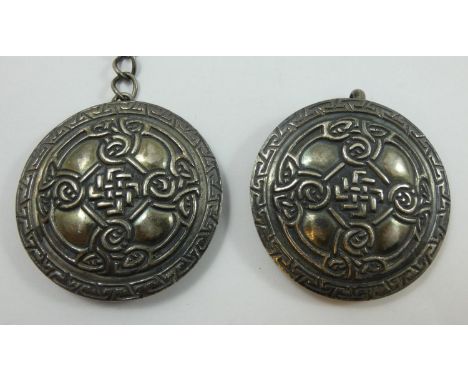 A Chinese silver double cloak holder, by Sung, c. 1900, stamped CHINA, SUNG, SILVER, of disc form, linking chain, diameter 5 