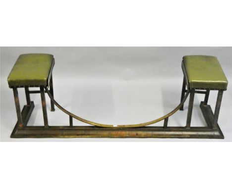 A copper and brass club fender, with green leather side seats, 138 x 42 x 42 cm. 