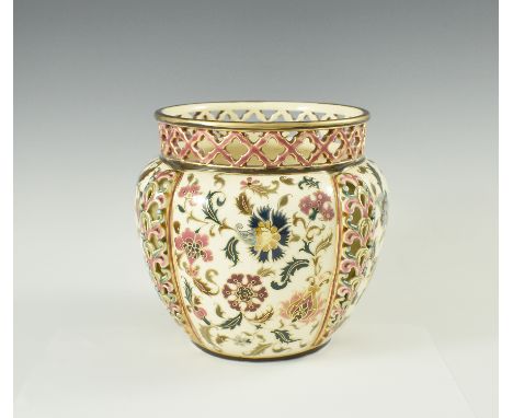 {Cachepot.} Vierpassig geteilt. Rand mit filigranem Zierdurchbruch. Keramik mit polychromer Bemalung und Goldstaffage. Zsolna