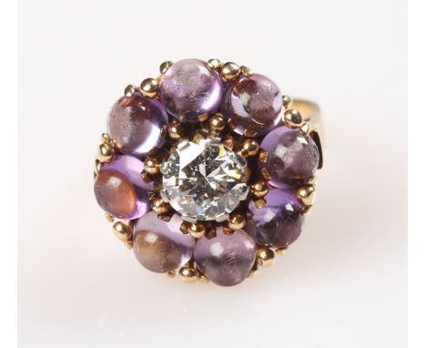 {Brillant-/Amethystring} in Blütenform. Brillant ca. 0,90 ct. Leicht getöntes Weiß (top crystal), si. Acht Amethyst-Cabochons