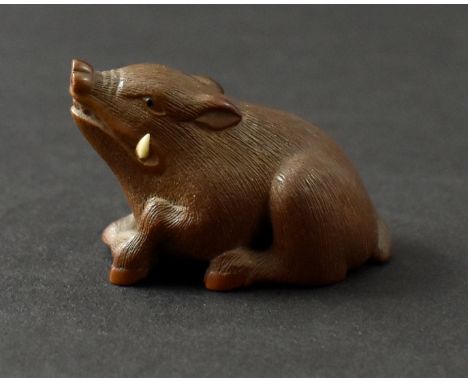 {Sitzendes Wildschwein.} Buchsbaum und Knochen, eingelegte Augen, sign. Masa-nao. 19. Jh. L 4 cm. Siehe Ueda Reikishi und Ray