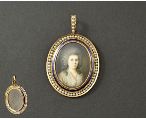 {Portrait einer jungen Frau} mit grau gepudertem Haar und weißer Bluse. Auf Elfenbein. Um 1780. Oval, 4 x 3 cm. Goldfassung m
