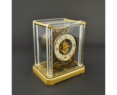 {Atmos-Tischuhr von Jaeger-LeCoultre,} sog. Pendule Perpetuelle. Kubisches Gehäuse mit Plexiverglasungen. Rotationspendel mit