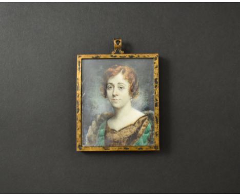 {Portrait einer jungen Frau} mit pelzverbrämtem Kleid. Auf Elfenbein. England, Anf. 20. Jh. 8 x 7 cm. R