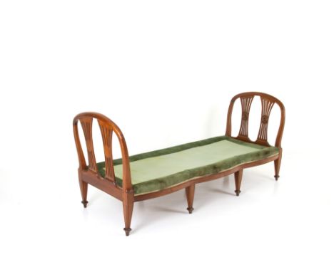 Walnut daybed with eight tapered legs. 18th century. Minor defects. 84x193x80 cm approx. Dormeuse in noce con otto gambe rast