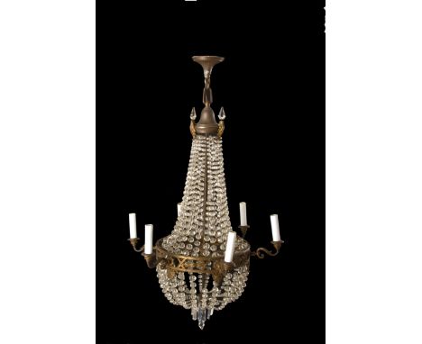 Chandelier in chiseled and gilded bronze with glass drops. Early 20th century. Defects. 110x63 cm approx. Lampadario in bronz