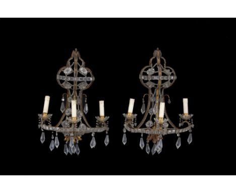 Pair of three-light wall lamps in gilded iron and glass beads. 20th century. Minor defects. 56x39x21 cm approx. Coppia di app