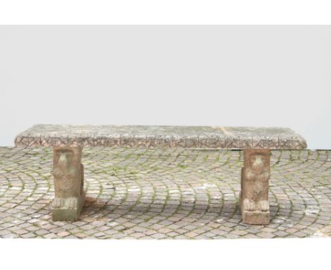 Garden bench in agglomerate stone with lion-shaped feet in red Verona marble. 19th century. Defects. 41x135x34 cm approx. Pan