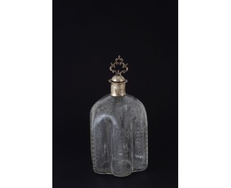 Blown and acid-etched glass bottle with silver mouth and stopper. 18th century. Height approx. 20 cm. Bottiglia in vetro soff