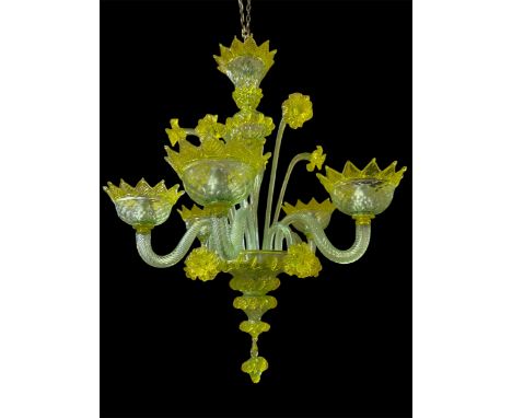 Five-light chandelier in green and yellow Murano glass. 20th century. 80x60 cm approx. Lampadario cinque luci in vetro di Mur