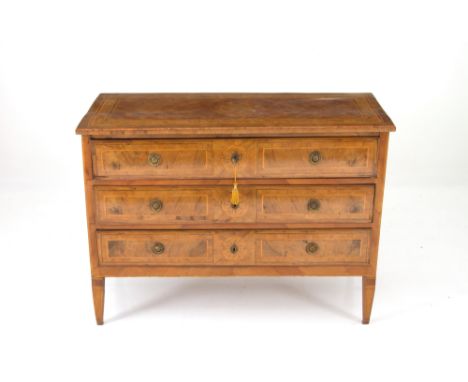 Chest of drawers veneered and filleted in various woods with central rosettes on the drawers, on the top and on the sides. Lo