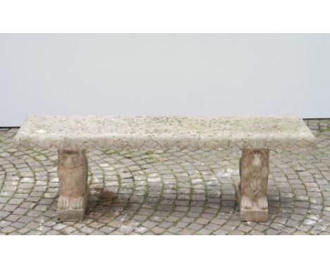 Garden bench in agglomerate stone with lion-shaped feet in red Verona marble. 19th century. Defects. 41x135x34 cm approx. Pan