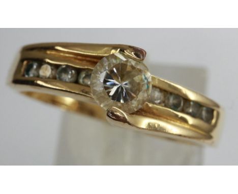 18ct gold stone set dress ring, size R, 2.7g. P&amp;P Group 1 (£14+VAT for the first lot and £1+VAT for subsequent lots) 