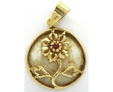 18ct gold mounted flower pendant set with a central ruby, H: 29 mm, 3.2g. P&amp;P Group 1 (£14+VAT for the first lot and £1+V
