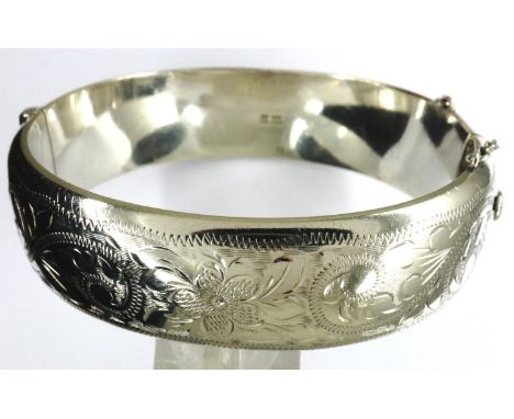 Elizabeth II hallmarked silver snap bangle with safety chain, Birmingham assay 1965, D: 70 mm, 31g. P&amp;P Group 1 (£14+VAT 