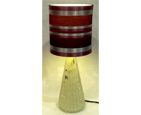 1970s glass lamp and shade, overall H: 53 cm. All electrical items in this lot have been PAT tested for safety and have passe