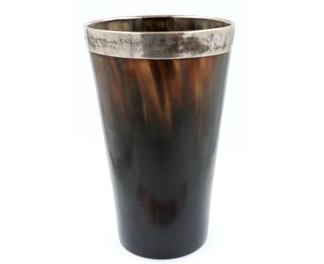 Hallmarked silver rimmed mug, formed from horn, H: 14 cm. P&amp;P Group 1 (£14+VAT for the first lot and £1+VAT for subsequen