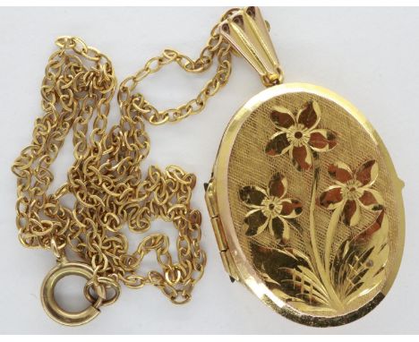 9ct gold oval locket on a 9ct gold chain, chain L: 40 cm, 6.3g. Light scratches to back, no dents to cover, force required to