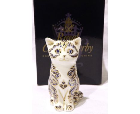 Boxed limited edition Royal Crown Derby majestic kitten paperweight, 1244/5000 with gold stopper, H: 80 mm, no cracks or chip