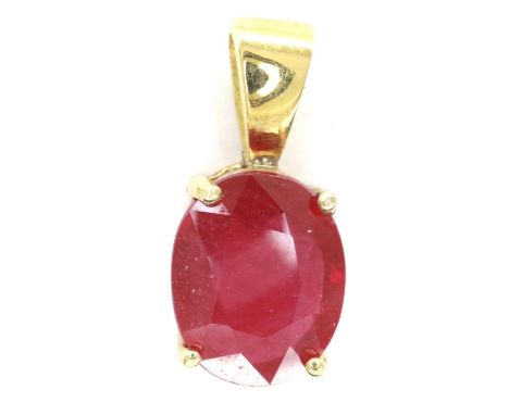 18ct gold solitaire pendant, set with a large oval cut ruby, L: 17 mm, 1.7g. P&amp;P Group 1 (£14+VAT for the first lot and £