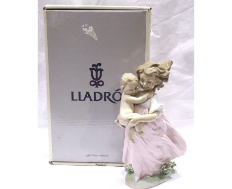 Boxed Lladro 2000 event figurine, Playing Mom 6681, H: 23 cm, no cracks or chips. P&amp;P Group 2 (£18+VAT for the first lot 