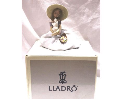 Boxed Lladro figurine, Bunny Kisses 6741, H: 17 cm, no restoration or damages to this figurine, nothing appears missing or br