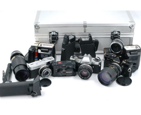 Extensive Olympus outfit with flash accessories in case, shutter working at lotting. P&amp;P Group 2 (£18+VAT for the first l