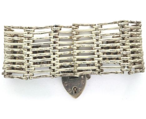 925 silver agate bracelet with hallmarked silver padlock clasp, L: 18 cm. P&amp;P Group 1 (£14+VAT for the first lot and £1+V