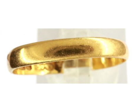 22ct gold ring, 1.9g (misshapen). P&amp;P Group 1 (£14+VAT for the first lot and £1+VAT for subsequent lots) 