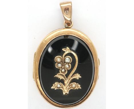 Yellow metal and enamel Victorian mourning brooch, H: 42 mm. P&amp;P Group 1 (£14+VAT for the first lot and £1+VAT for subseq