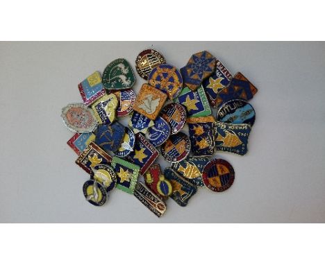 A carton containing various early 1960's period Butlins enamel badges.