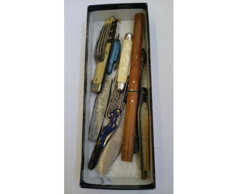 A carton containing various penknives together with a folding campaign knife and fork set.
(R11)