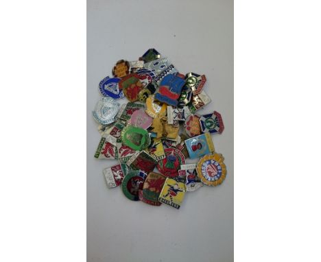 A carton containing various early 1960's Butlins enamel badges.