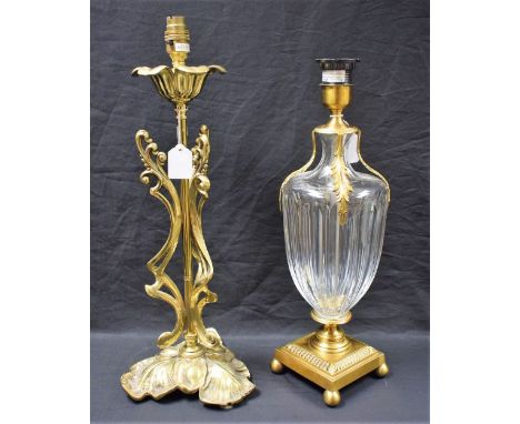 An Art Nouveau style brass table lamp, cast with sinuous stems, leafy trefoil base, approx 52cm; another, of clear glass urnu