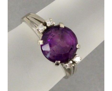 DAMENRING 585/000 Weißgold mit Amethyst und 4 Besatzdiamanten. Ca. 3,98g, D. ca. 18mm Reserve Price: € 150