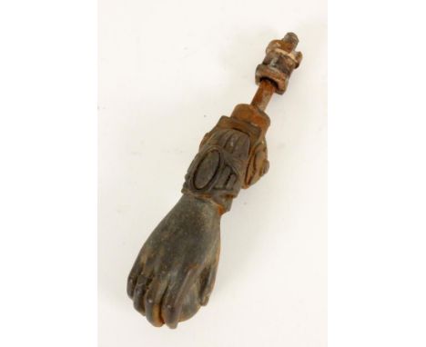 A 19th CENTURY CAST IRON DOOR KNOCKER in the form of a hand with ball. 11cm long TÜRKLOPFER 19.Jh. Eisenguß, in Form einer Ha