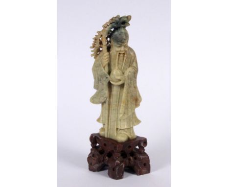 A CHINESE MONK Carved jade figure, wooden base, height 20cm. CHINESISCHER MÖNCH Aus Jade geschnittene Figur. Holzsockel. H.20